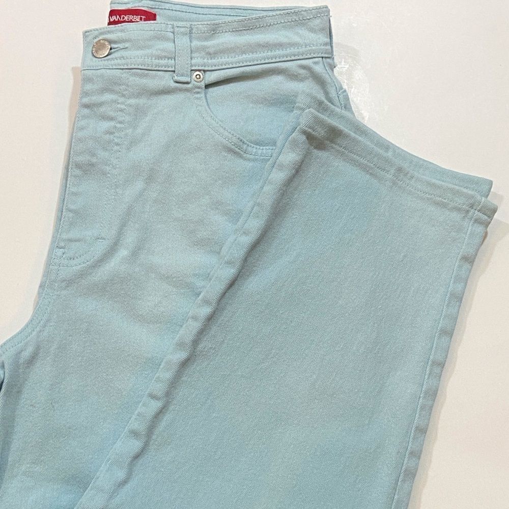 VTG, Gloria Vanderbilt Women Jeans Missy Size 14 Medium Light Blue
High Waist